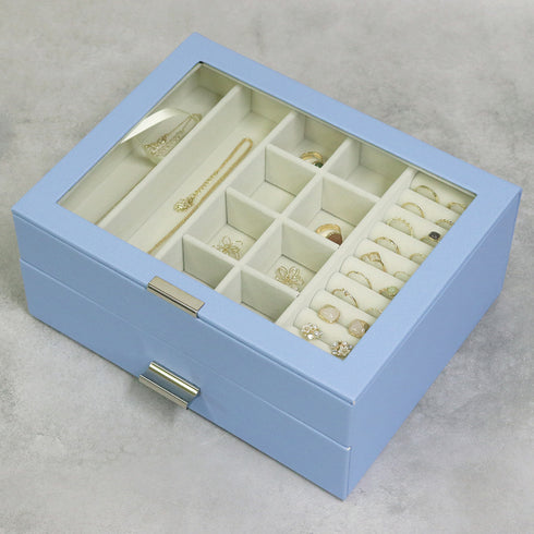 上扉の天面にはガラスが使われているため、お気に入りのアクセサリーを魅せながら収納できます。