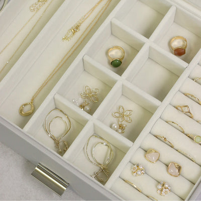 2段のうち上段は細かく仕切られているためアクセサリーに合わせて収納できます。