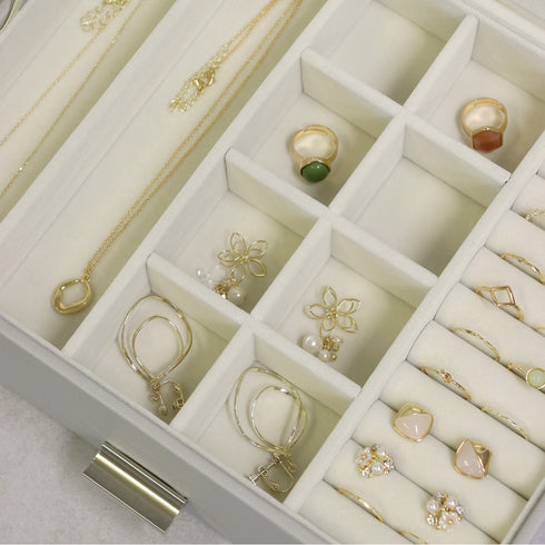 2段のうち上段は細かく仕切られているためアクセサリーに合わせて収納できます。