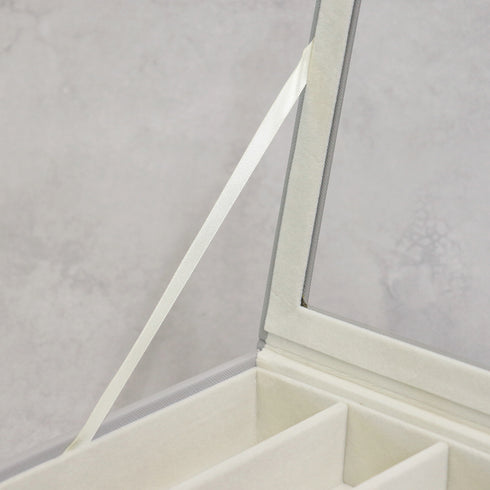 上段の上扉にはリボンのストッパーが付いているため、上扉を開いたままでの固定も可能です。