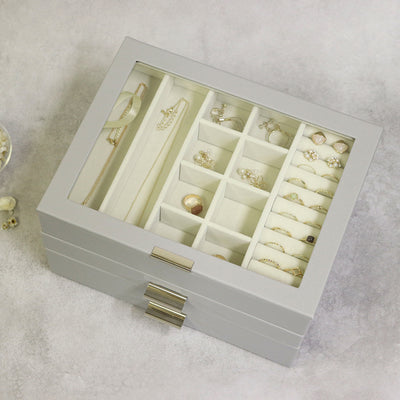 【探さず、魅せるジュエリー箱】
ガラスの天板のおかげで、蓋を開けずとも一目でどこに何があるか分かり、忙しい朝の支度もスムーズになるはずです。