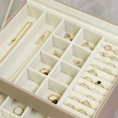 【お気に入りを美しく飾る】
大切なコレクションがずらりと並んだ様子は、まるで宝石店のディスプレイのようで、眺めるだけで幸せな気持ちにさせてくれるでしょう。