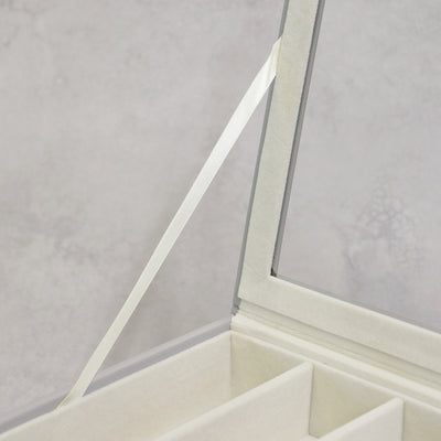 【細部に宿る、さりげない配慮】
蓋を開けたまま固定できるリボンのストッパーが付いているため、両手でゆったりとアクセサリーを選ぶことができます。