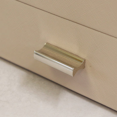 【輝く取っ手がアクセントに】
上品な輝きを放つアルミニウムの取っ手が、シンプルなデザインに洗練されたアクセントを加え、全体の質感を高めています。