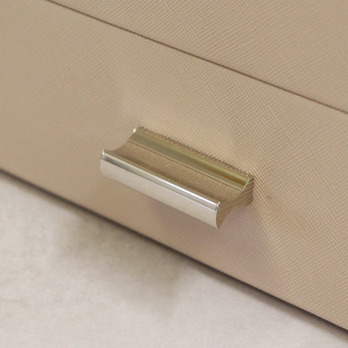 【輝く取っ手がアクセントに】
上品な輝きを放つアルミニウムの取っ手が、シンプルなデザインに洗練されたアクセントを加え、全体の質感を高めています。