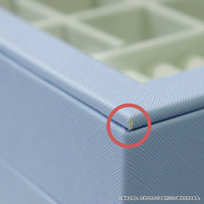 【ご購入前にご確認ください】
製造工程上、生地が合わさる箇所に画像のような白い裏地が見える場合がございますが、予めご了承の上、お買い求めください。