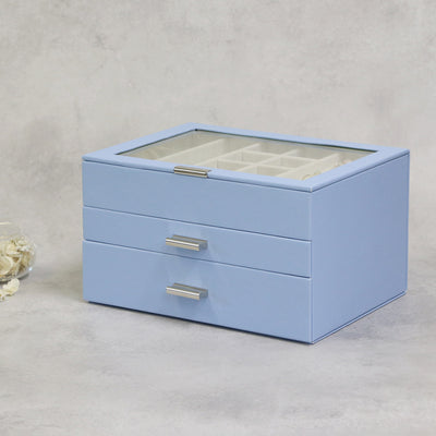 【爽やかな彩りをデスクの上に】
落ち着いたセレストブルーが知的な印象を与え、お気に入りの空間に爽やかなアクセントを加えてくれるはずです。