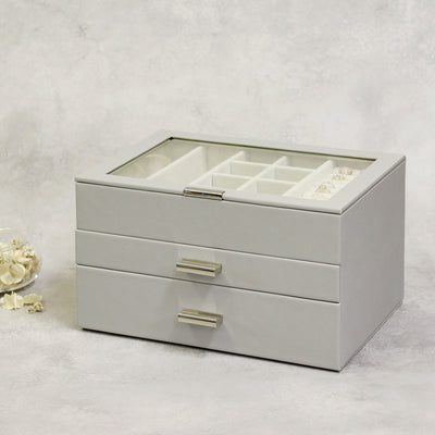 【洗練された上品グレージュ】
シンプルで上質感のあるグレージュカラーが、洗練された大人の女性を演出し、日々のアクセサリー選びを特別な時間に変えます。