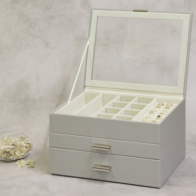 【「見せる収納」という選択】
ガラスの天板越しに覗くお気に入りのコレクションが、まるでインテリアの一部のように輝き、毎日の生活に心ときめく瞬間をもたらします。