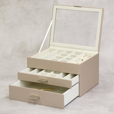 【3段構造で、すっきり収納】
細かく仕切られた上段、中段と、自由度の高い下段の引き出しで、指輪やピアスから腕時計まで、あらゆるアクセサリーを美しく整理できます。