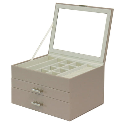 【開けるたび、心ときめく】
レザー調の高級感ある外装と、アクセサリーを優しく守るベルベットの内装が、蓋を開けるたびに特別な高揚感を与えてくれます。