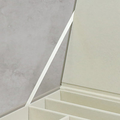 上段の上扉にはリボンのストッパーが付いているため、上扉を開いたままでの固定も可能です。