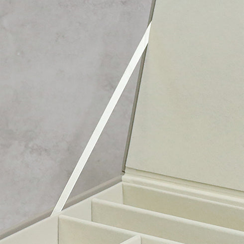 上段の上扉にはリボンのストッパーが付いているため、上扉を開いたままでの固定も可能です。