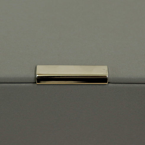 上扉はマグネットでの固定もできるため、不意に扉が開くのを防いでくれます。