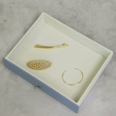 下段には仕切りが入っていないためブレスレットや腕時計などを収納できます。