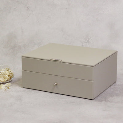 シンプルなデザインと機能性を兼ね備えた、ジュエリーボックスGage(ゲージ)の2段タイプ。