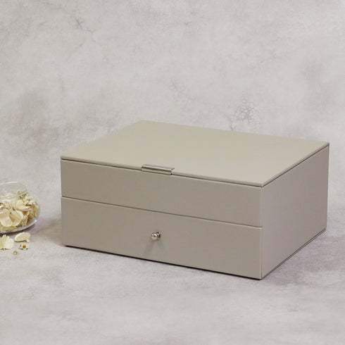 シンプルなデザインと機能性を兼ね備えた、ジュエリーボックスGage(ゲージ)の2段タイプ。