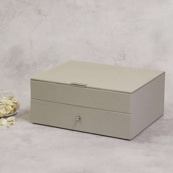 シンプルなデザインと機能性を兼ね備えた、ジュエリーボックスGage(ゲージ)の2段タイプ。