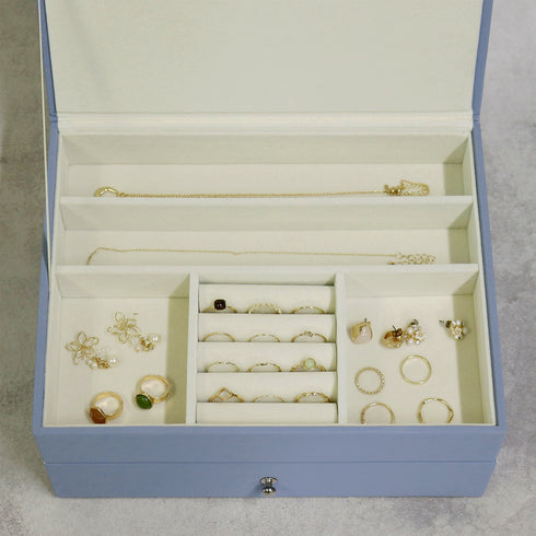 2段のうち上段は細かく仕切られているためアクセサリーに合わせて収納できます。