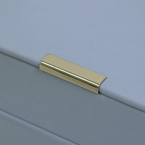 上扉はマグネットでの固定もできるため、不意に扉が開くのを防いでくれます。