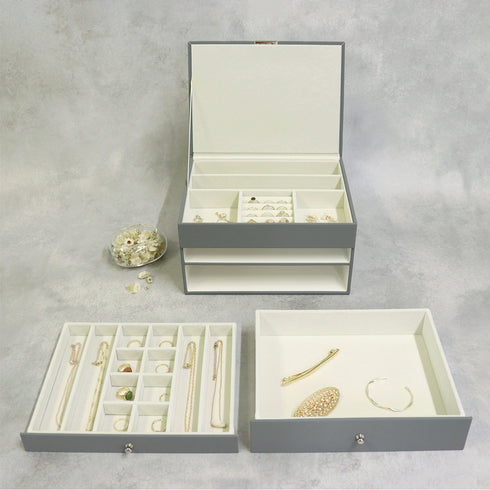 3段のうち上段と中段は細かく仕切られているためアクセサリーに合わせて収納でき、下段には仕切りが入っていないためブレスレットや腕時計などを収納できます。