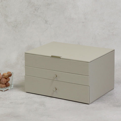 シンプルなデザインと機能性を兼ね備えた、ジュエリーボックスGage(ゲージ)の3段タイプ。