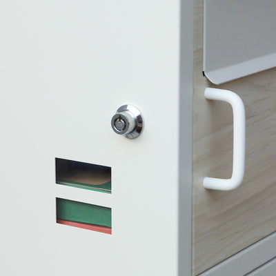 上段・下段ともに側面にスリット窓が付いているので、扉を開けなくても荷物が届いているか確認することができます。