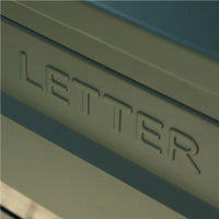 【さりげないロゴのアクセント】立体的に刻印された「LETTER」の文字が、デザインに上質なアクセントを加えています。
