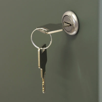 上段はシリンダー錠仕様、下段はプッシュキー仕様なので防犯面も安心で、スペアキーもそれぞれ1本ずつ付属しています。