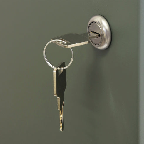 上段はシリンダー錠仕様、下段はプッシュキー仕様なので防犯面も安心で、スペアキーもそれぞれ1本ずつ付属しています。