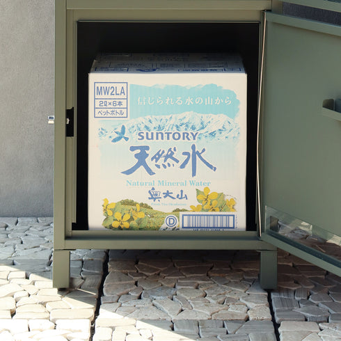 下段の宅配ボックスの収納部は、幅32.2cm×奥行31.2cm×高さ38cmと大容量で、大きな荷物も余裕で入ります。