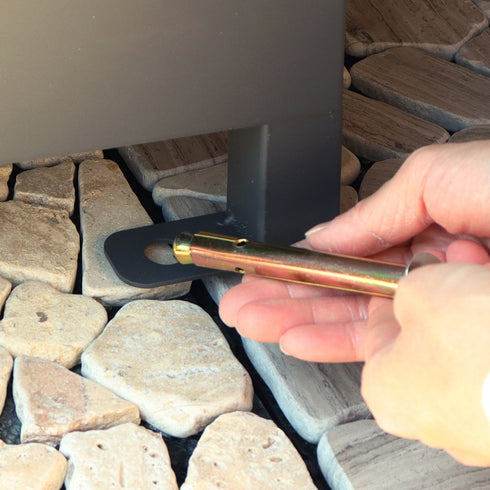 付属のアンカーボルトで地面と固定することができます。