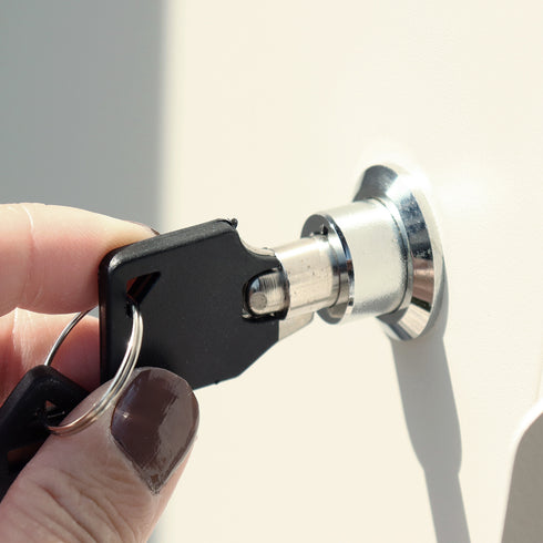 下段はプッシュキー仕様なので防犯面も安心で、スペアキーもそれぞれ1本ずつ付属しています。