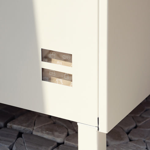 【荷物が一目でわかる窓】側面の窓からボックス内が確認できるので、扉を開ける手間が省けて便利です。