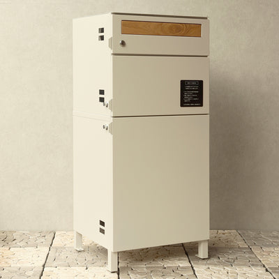 【便利なスリット窓付き】扉を開けずに荷物の有無がわかる、細やかな配慮が嬉しいデザインです。