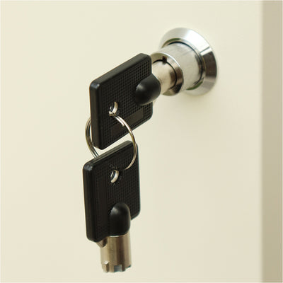 上段・下段ともにプッシュキー仕様なので防犯面も安心で、スペアキーも1本付属しています。