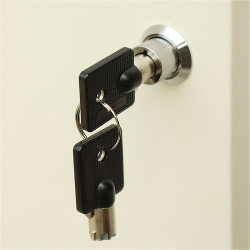 上段・下段ともにプッシュキー仕様なので防犯面も安心で、スペアキーも1本付属しています。