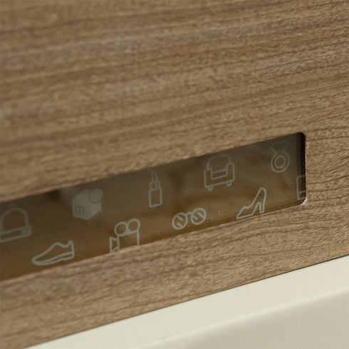 上段・下段ともに前扉にスリット窓が付いているので、扉を開けなくても荷物が届いているか確認することができます。