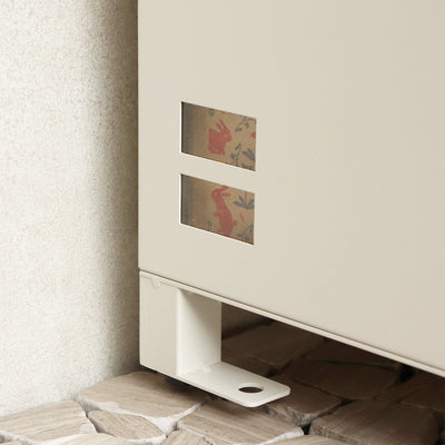 【荷物の有無を一目で確認】
本体側面のスリット窓から、ボックスを開けずに中の荷物の有無を確認でき、取り出し忘れを防ぐ便利な設計です。