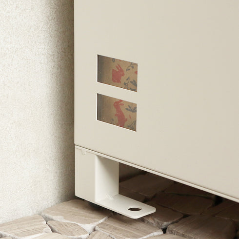 【荷物の有無を一目で確認】
本体側面のスリット窓から、ボックスを開けずに中の荷物の有無を確認でき、取り出し忘れを防ぐ便利な設計です。