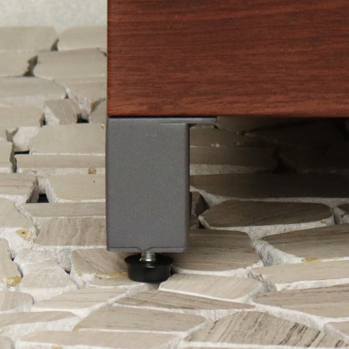 【ガタつきを抑えるアジャスター】
脚部にはアジャスターが付いているため、設置場所の凹凸に合わせて高さを微調整し、ガタつきを抑えることができます。