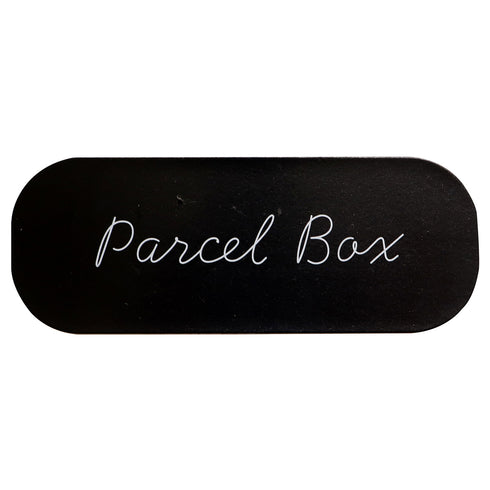 【おしゃれなロゴプレート付き】
シンプルなデザインのアクセントになる、手書き風のおしゃれなロゴプレートが、玄関をさりげなく彩ります。