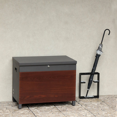 【都会的な佇まいの宅配ボックス】
スタイリッシュなデザインは、どんな玄関にも自然に溶け込み、日々の暮らしをより豊かで便利なものにしてくれます。