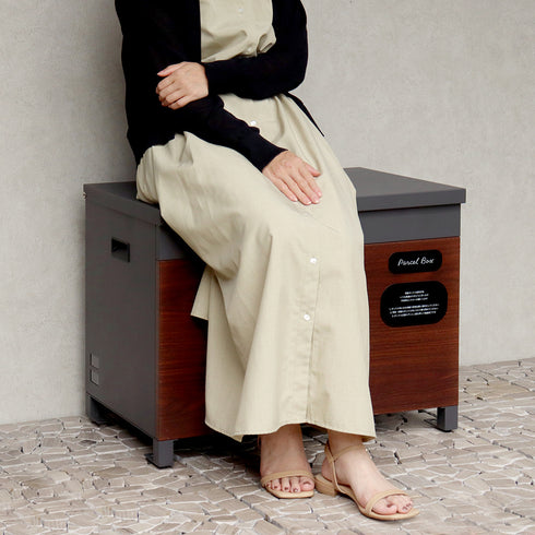 【宅配ボックス、ときどきベンチ】
天面は耐荷重80kgの丈夫な設計で、ちょっとした休憩スペースや、お出かけ前の荷物置きとしても活躍します。