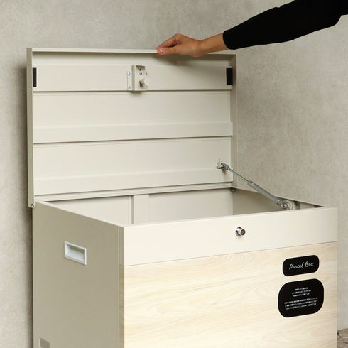 【大きな荷物もラクラク収納】
上開きの扉と広い取出口で、かさばる荷物もスムーズに出し入れでき、収納スペースを最大限に活用できます。