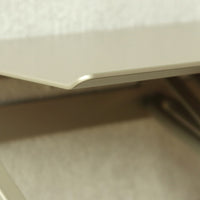 【落下防止設計】天板のフチが立ち上がっているので、置いた物が滑り落ちるのを防ぎます。