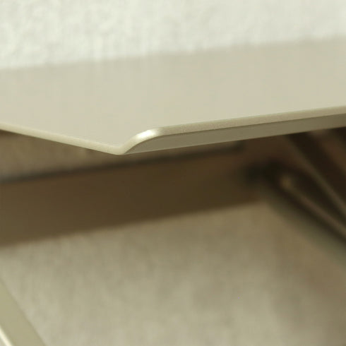 天板の先端が反り返したデザインになっており、携帯電話やトイレットペーパーを天板上に置いても転落しにくいようになっています。