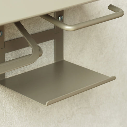 ストックタイプは、向かって右側にペーパーを1個ストックできるトレーと、ハンドタオルが掛けられるバーが付いています。