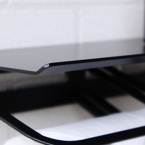 【うっかりを防ぐ、賢いカタチ】
天板の先端に施された優しいカーブが、置いたスマートフォンや小物の落下をそっと防ぎ、トイレでのひとときに小さな安心を添えてくれる。