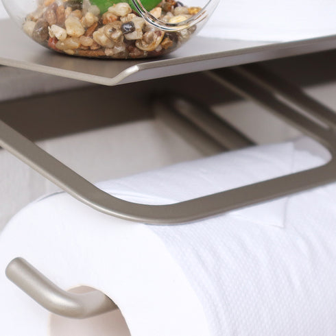 【機能美を宿した、ミニマルな線】
トイレットペーパーを優しく押さえるバーは、実用性だけでなく、全体のミニマルなデザインを損なわない、洗練された機能美を体現している。